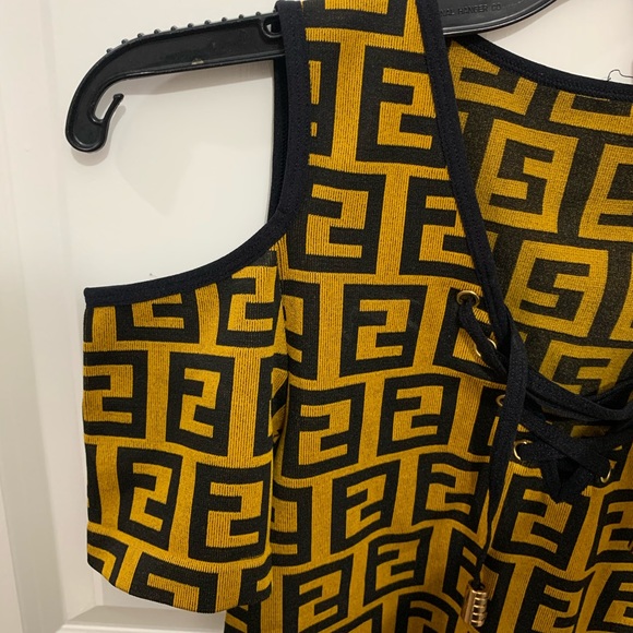 Cold shoulder cutout top spandex material S/M - Picture 3 of 3